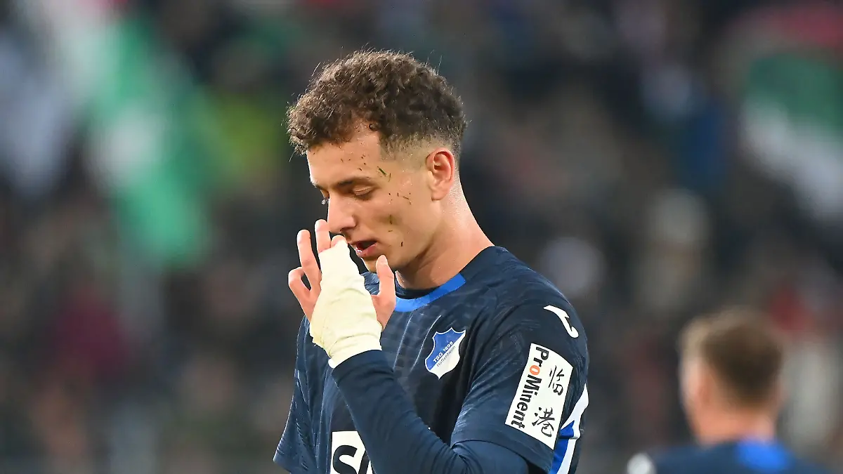 Fisnik-ASLLANI-1899-Hoffenheim-skeptisch-Gestik-Aktion-Einzelbild-angeschnittenes-Einzelmotiv-Halbfigur-halbe-Figur-Fussball-1-Bundesliga-Saison-2025-2026-29-Spieltag-Spieltag29-FC-Augsburg-TSG-1899-Hoffenheim-am-10-04-2026-WWK-A-R-E-N-A