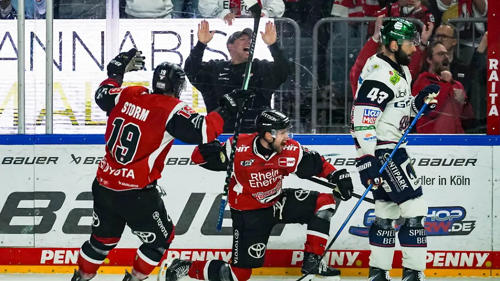 Eishockey-Penny-DEL-Playoff-Halbfinale-Spiel2-Koelner-Haie-Eisbaeren-Berlin-am-10-04-2026-in-der-Lanxess-Arena-in-Koeln-Dominik-Bokk-Koeln-mitte-bejubelt-seinen-Treffer-zum-3-1-Gemaess-den-Vorgaben-der-DEL-Deutsche-Eishockey-Liga-ist-die-Publikation-und-Weiterverwertung-der-Aufnahmen-in-elektronischen-Medien-und-Endgeraeten-aller-Art-waehrend-des-laufenden-Spiels-nicht-zulaessig