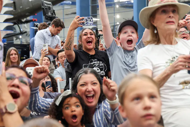 Crowds-watch-the-Artemis-II-Orion-capsule-splash-down-off-the-coast-of-San-Diego-at-the-Air-and-Space-Museum-in-San-Diego-California-U-S-April-10-2026