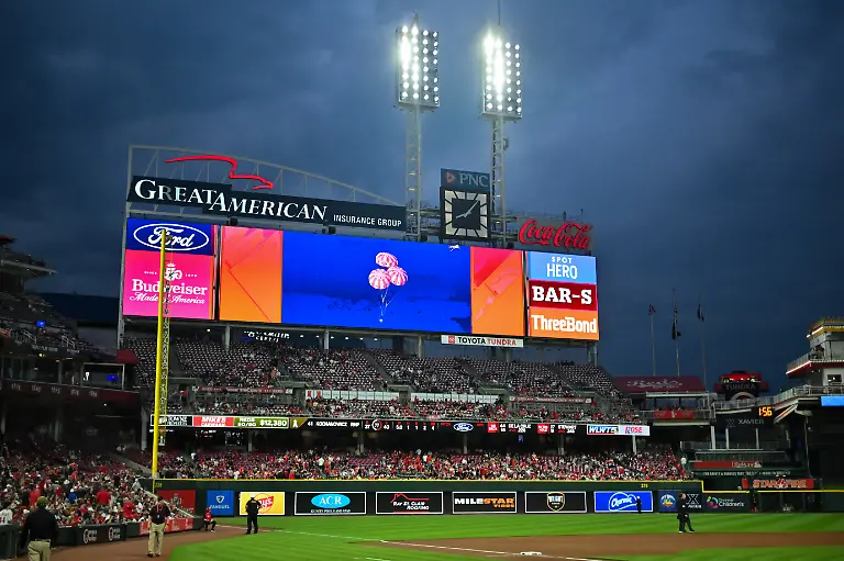 Apr-10-2026-Cincinnati-Ohio-USA-A-view-of-the-outfield-video-board-as-the-Artemis-II-Orion-capsule-splashes-down-in-the-Pacific-Ocean-during-the-game-between-the-Los-Angeles-Angels-and-the-Cincinnati-Reds-in-the-sixth-inning-at-Great-American-Ball-Park