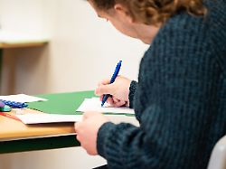 Untersuchung über viele Jahre: Hochbegabte Männer sind laut Studie weniger konservativ