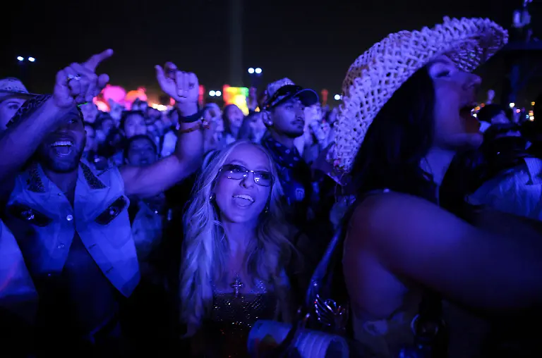 Fans-react-as-they-watch-Sabrina-Carpenter-perform-at-the-Coachella-Valley-Music-and-Arts-Festival-in-Indio-California-U-S-April-10-2026