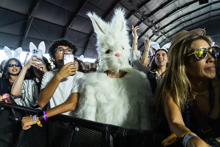 Festivalgoers-are-seen-during-the-first-weekend-of-Coachella-Valley-Music-and-Arts-Festival-on-Friday-April-10-2026-in-Indio-Calif