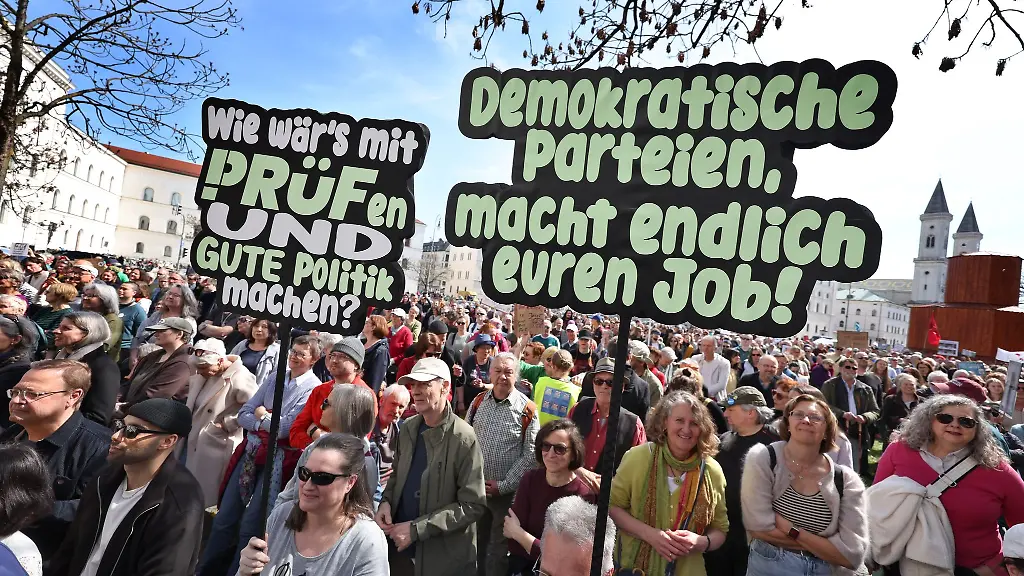 Demonstranten-beteiligen-sich-an-einer-Kundgebung-des-Wohn-und-Kulturzentrums-fuer-Gefluechtete-Bellevue-di-Monaco-zur-Pruef-Kampagne-Diese-fordert-dass-alle-rechtsextreme-Parteien-vom-Bundesverfassungsgericht-ueberprueft-werden