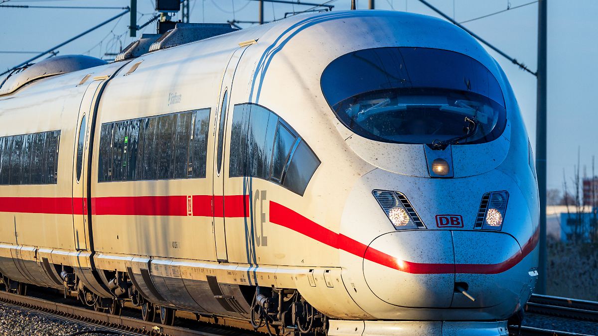 Zwei Fahrgäste verletzt: Herabfallende Oberleitung stoppt ICE zwischen Berlin und München