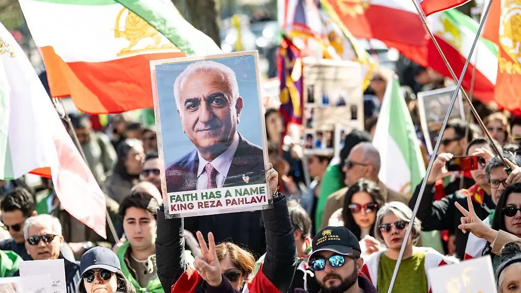 Hunderte-Demonstranten-haben-in-Berlin-gegen-die-Unterdrueckung-der-Opposition-im-Iran-protestiert