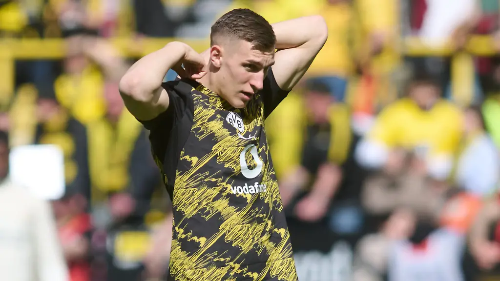 11-04-2026-Nordrhein-Westfalen-Dortmund-Fussball-Maenner-Bundesliga-Borussia-Dortmund-Bayer-Leverkusen-29-Spieltag-Signal-Iduna-Park-Nico-Schlotterbeck-Borussia-Dortmund-wechselt-vor-dem-Spiel-sein-Trikot-Foto-Bernd-Thissen-dpa-WICHTIGER-HINWEIS-Gemaess-den-Vorgaben-der-DFL-Deutsche-Fussball-Liga-bzw-des-DFB-Deutscher-Fussball-Bund-ist-es-untersagt-in-dem-Stadion-und-oder-vom-Spiel-angefertigte-Fotoaufnahmen-in-Form-von-Sequenzbildern-und-oder-videoaehnlichen-Fotostrecken-zu-verwerten-bzw-verwerten-zu-lassen