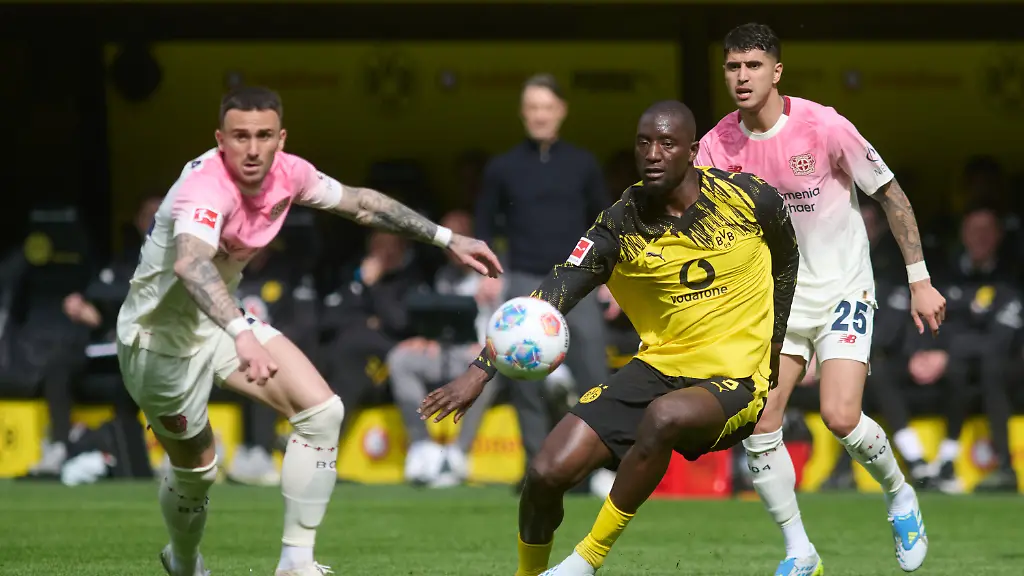 11-04-2026-Nordrhein-Westfalen-Dortmund-Fussball-Maenner-Bundesliga-Borussia-Dortmund-Bayer-Leverkusen-29-Spieltag-Signal-Iduna-Park-Aleix-Garcia-Bayer-Leverkusen-l-und-Serhou-Guirassy-Borussia-Dortmund-in-Aktion-Foto-Bernd-Thissen-dpa-WICHTIGER-HINWEIS-Gemaess-den-Vorgaben-der-DFL-Deutsche-Fussball-Liga-bzw-des-DFB-Deutscher-Fussball-Bund-ist-es-untersagt-in-dem-Stadion-und-oder-vom-Spiel-angefertigte-Fotoaufnahmen-in-Form-von-Sequenzbildern-und-oder-videoaehnlichen-Fotostrecken-zu-verwerten-bzw-verwerten-zu-lassen