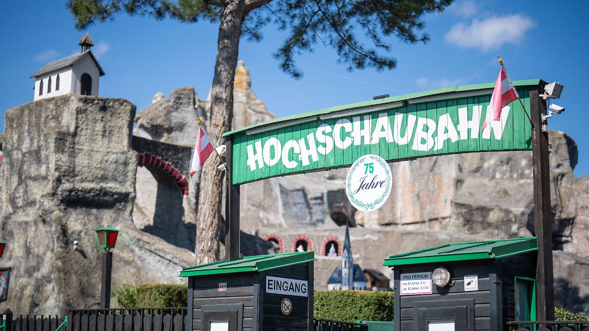 Fünf Menschen verletzt: Achterbahn im Wiener Prater entgleist