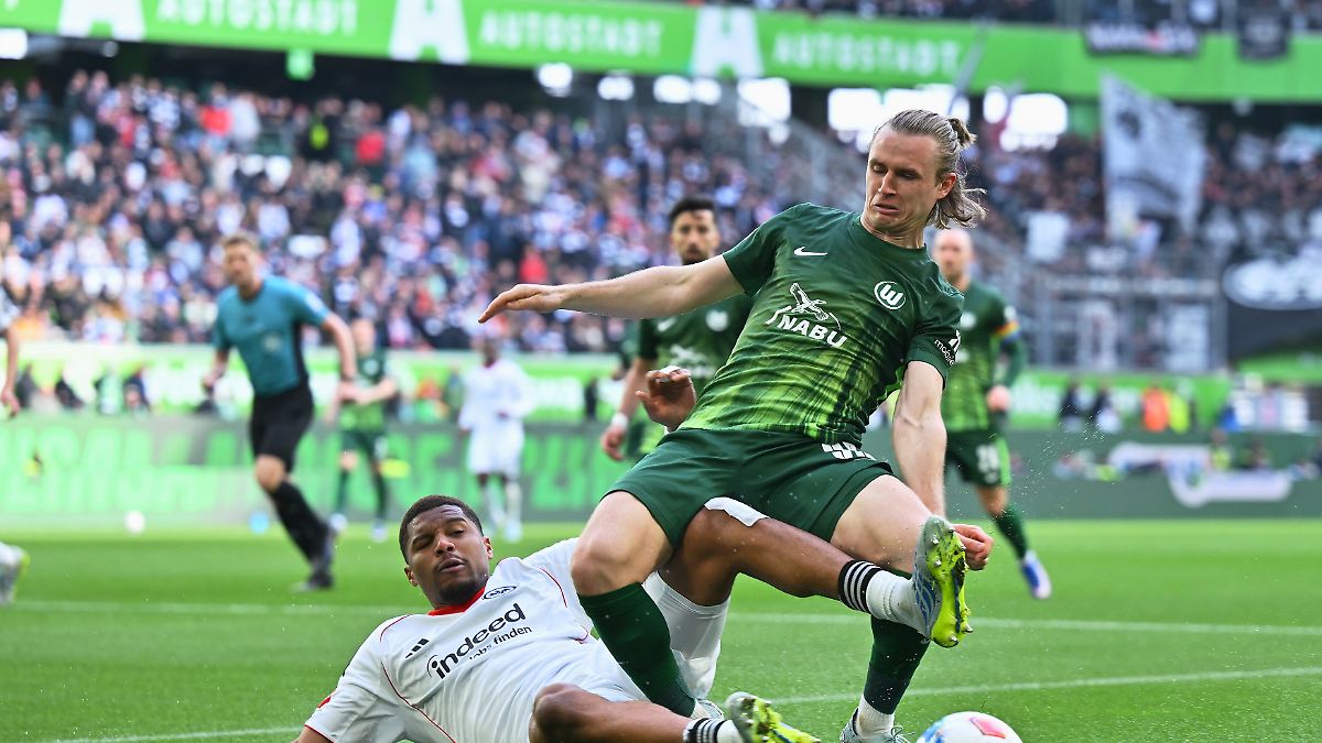 Fans schimpfen auf zwei Profis: Wolfsburg taumelt nach Slapstick-Auftakt weiter dem Abgrund entgegen