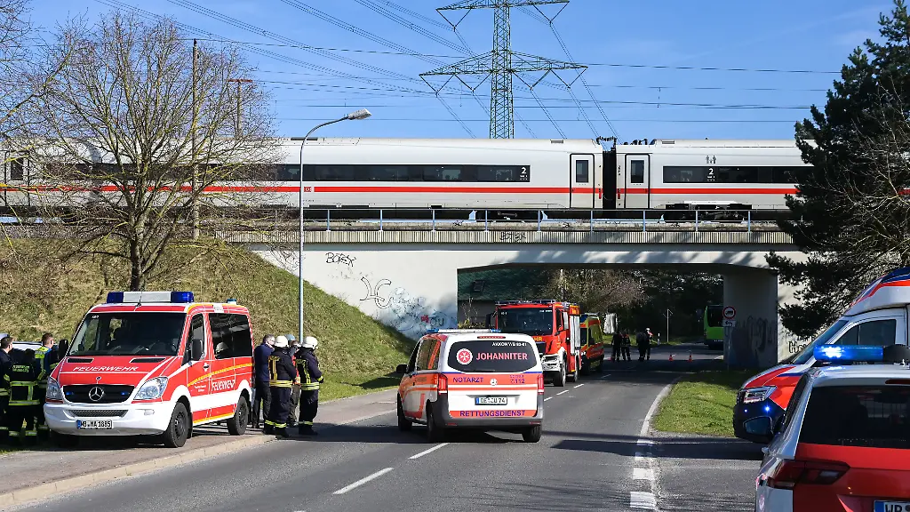 Ein-ICE-auf-der-Strecke-Leipzig-Berlin-ist-in-Zahna-zum-Stillstand-gekommen-nachdem-eine-Oberleitung-auf-den-Zug-gefallen-war-Einsatzkraefte-sind-vor-Ort-um-die-Lage-zu-pruefen-und-die-Weiterfahrt-vorzubereiten-Die-Fahrgaeste-mussten-im-Zug-verbleiben