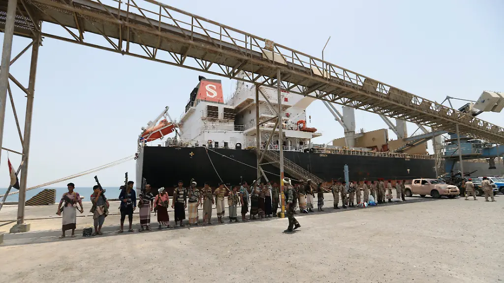 Huthi-Rebellen-im-Hafen-von