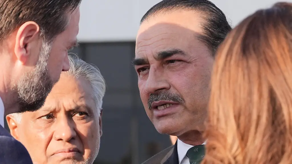 Pakistan-s-Chief-of-Defence-Forces-and-Chief-of-Army-Staff-Field-Marshall-Asim-Munir-right-talks-to-Vice-President-JD-Vance-as-Pakistani-Deputy-Prime-Minister-and-Foreign-Minister-Mohammad-Ishaq-Dar-left-listens-before-Vance-boards-Air-Force-Two-after-attending-talks-on-Iran-in-Islamabad-Pakistan-Sunday-April-12-2026