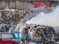 Rheinland-Pfalz & Saarland: Großbrand in Recyclingfirma – Brandursache weiter unklar