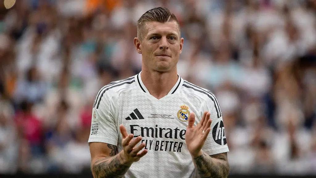 Fussball-Corazon-Classic-Match-Real-Madrid-Legenden-Borussia-Dortmund-Toni-Kroos-applaudiert-waehrend-des-Spiels