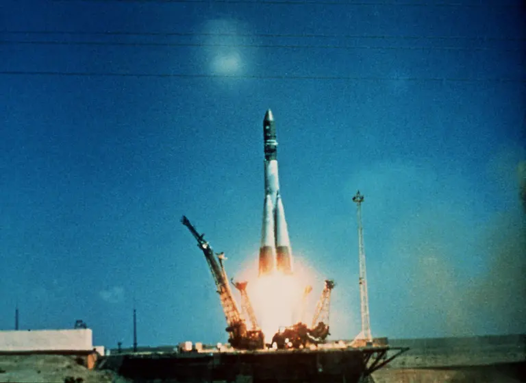 Die-Traegerrakete-mit-dem-sowjetischen-Raumschiff-Wostok-mit-dem-Kosmonauten-Juri-Gagarin-an-Bord-startet-am-12-4-1961-vom-Raumfahrtzentrum-in-Baikonur-zum-ersten-bemannten-Raumflug-in-der-Geschichte-der-Raumfahrt-ins-All-Gagarin-umkreiste-am-12-4-1961-als-erster-Mensch-die-Erde