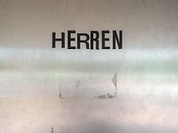 Faustschlag und Tierabwehrspray: Streit um dreckige Toilette eskaliert auf Rastplatz