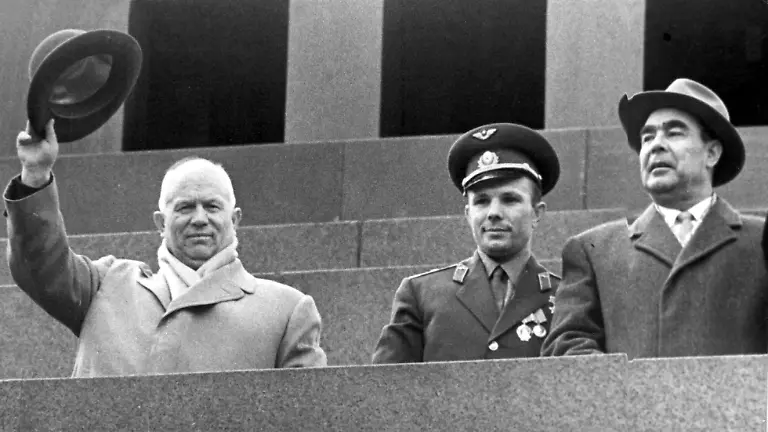 l-r-Der-sowjetische-Ministerpraesident-Nikita-Chruschtschow-der-Kosmonaut-Juri-Gagarin-und-das-ZK-Mitglied-Leonid-Breschnew-winken-am-1-Mai-1961-in-Moskau-von-der-Tribuene-des-Mausoleums-Gagarin-hatte-am-12-4-1961-in-der-Raumkapsel-Wostok-als-erster-Mensch-die-Erde-umkreist