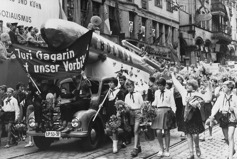 Deutsche-Demokratische-Republik-IV-Treffen-der-Organisation-Junge-Pioniere-in-Erfurt-9-20-August-1961-Pionierparade-Junge-Pioniere-bringen-ihre-Bewunderung-fuer-den-ersten-Kosmonauten-Juri-Gagarin-zum-Ausdruck-Foto