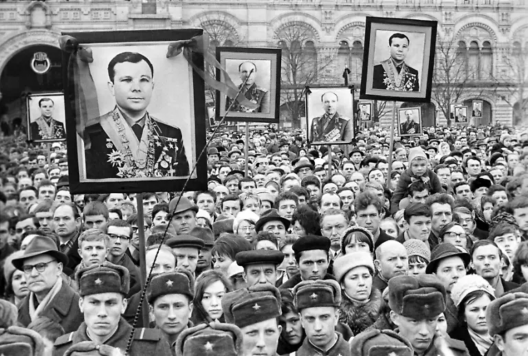 Moscow-USSR-March-30-1968-People-attend-the-funeral-ceremony-in-Red-Square-for-Heroes-of-the-Soviet-Union-Yuri-Gagarin-the-world-s-first-cosmonaut-pilot-cosmonaut-of-the-USSR-and-Vladimir-Seryogin-test-pilot-Pilots-Yuri-Gagarin-and-Vladimir-Seryogin-died-in-a-plane-crash-while-on-a-routine-training-flight-on-the-Mikoyan-Gurevich-MiG-15UTI