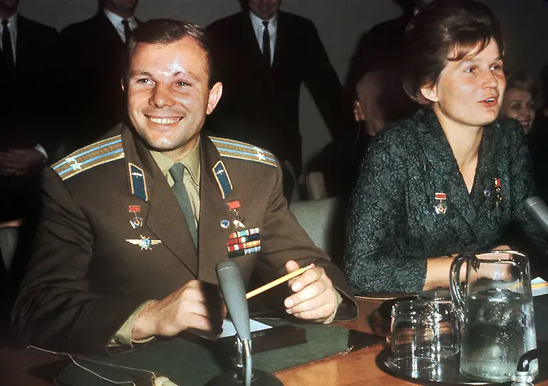 Die-sowjetischen-Kosmonauten-v-l-Juri-Gagarin-und-Valentina-Tereschkowa-waehrend-ihres-UN-Besuches-im-Oktober-1963-in-New-York-Gagarin-umkreiste-als-erster-Mensch-am-12-4-1961-die-Erde-in-einer-Raumkapsel-Tereschkowa-unternahm-vom-16-19-6-1963-als-erste-Frau-der-Welt-einen-Raumflug