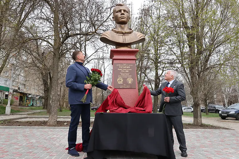 DIESES-FOTO-WIRD-VON-DER-RUSSISCHEN-STAATSAGENTUR-TASS-ZUR-VERFUeGUNG-GESTELLT-RUSSIA-MELITOPOL-APRIL-2-2025-Zaporozhye-Region-Governor-Yevgeny-Balitsky-L-and-Roscosmos-cosmonaut-and-pilot-Fyodor-Yurchikhin-attend-a-ceremony-to-unveil-a-bust-of-first-human-in-space-Yuri-Gagarin-to-mark-Cosmonautics-Day-celebrated-in-Russia-on-April-12