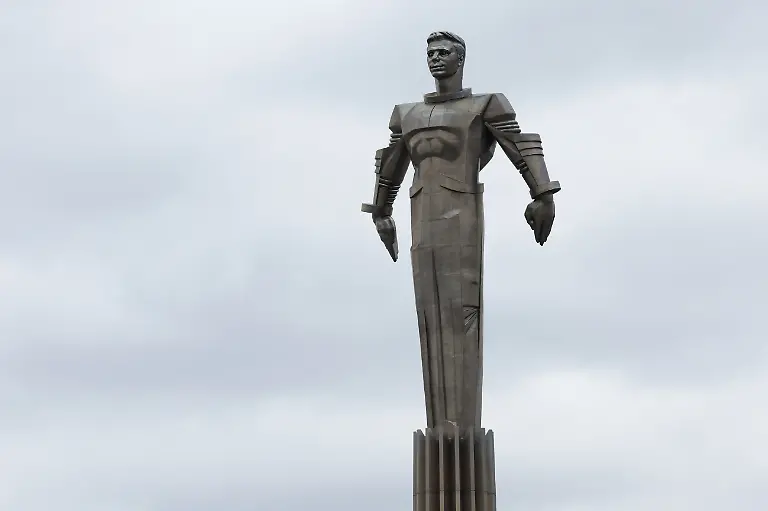 DIESES-FOTO-WIRD-VON-DER-RUSSISCHEN-STAATSAGENTUR-TASS-ZUR-VERFUeGUNG-GESTELLT-RUSSIA-MOSCOW-APRIL-12-2024-A-view-of-a-statue-of-first-man-in-space-Yuri-Gagarin-in-Leninsky-Prospekt-Street-On-12-April-1961-Soviet-cosmonaut-Yuri-Gagarin-became-the-first-man-in-space-when-he-orbited-the-Earth-aboard-the-Vostok-1-spacecraft