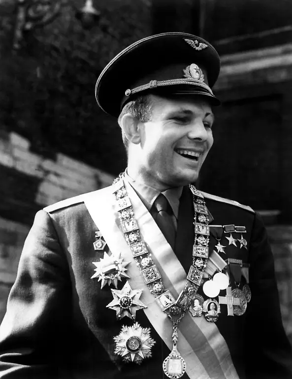 ARCHIV-Der-sowjetische-Kosmonaut-Juri-Gagarin-hochdekoriert-aufgenommen-1963-Juri-Gagarin-war-schon-ein-Held-als-er-noch-lebte-Und-zwar-ziemlich-genau-seit-50-Jahren-Denn-am-12-April-1961-kletterte-Juri-in-sein-Raumschiff-Wostok-1-und-liess-sich-von-einer-Rakete-ins-All-schiessen-Als-erster-Mensch-umrundete-er-in-108-Minuten-einmal-die-Erde