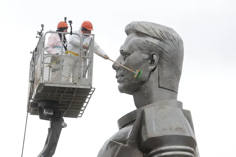 DIESES-FOTO-WIRD-VON-DER-RUSSISCHEN-STAATSAGENTUR-TASS-ZUR-VERFUeGUNG-GESTELLT-RUSSIA-MOSCOW-APRIL-8-2026-Washing-a-monument-to-Yuri-Gagarin-on-Leninsky-Avenue-ahead-of-Cosmonautics-Day-celebrated-on-April-12