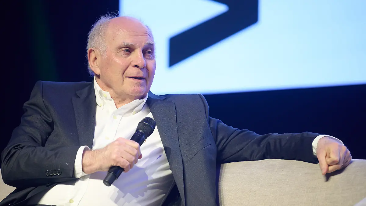ARCHIV-26-03-2026-Nordrhein-Westfalen-Muenster-Uli-Hoeness-Ehrenpraesident-des-FC-Bayern-Muenchen-sitzt-beim-Daten-und-KI-Festival-auf-der-Buehne