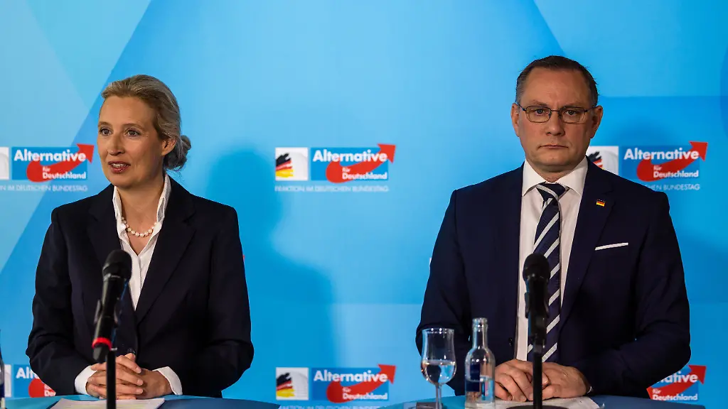Alice-Weidel-AfD-Bundes-und-Fraktionsvorsitzende-und-Tino-Chrupalla-AfD-Bundes-und-Fraktionsvorsitzender-sprechen-bei-einer-Pressekonferenz-zum-Abschluss-der-Klausur-der-AfD-Bundestagsfraktion