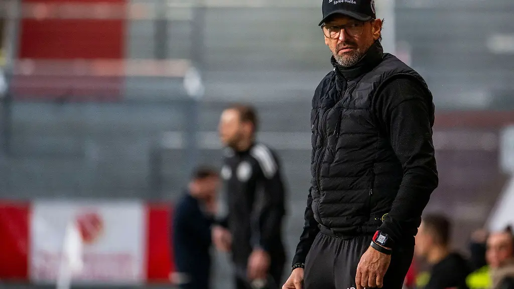 Claus-Dieter-Wollitz-und-Energie-Cottbus-haben-das-Spitzenspiel-in-Liga-drei-verloren