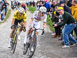 Dramatisches Ende bei Klassiker: Van Aert zerstört Pogacars Traum vom Paris-Roubaix-Sieg gnadenlos