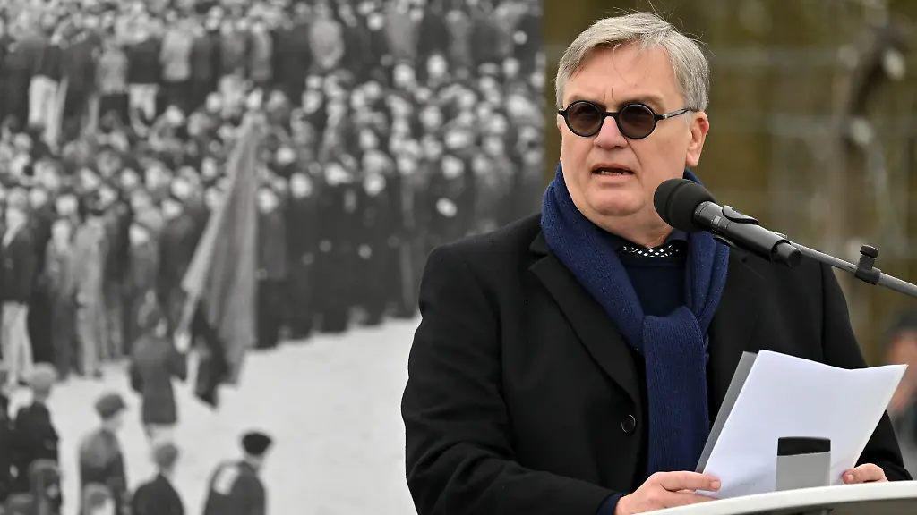 Hape-Kerkeling-als-Enkel-eines-ehemaligen-Haeftlings-haelt-eine-Ansprache-beim-Festakt-zum-81-Jahrestag-der-Befreiung-des-Konzentrationslagers-Buchenwald-In-das-KZ-Buchenwald-bei-Weimar-und-seine-139-Aussenlager-hatten-die-Nationalsozialisten-seit-dem-Sommer-1937-mehr-als-280-000-Menschen-verschleppt-56-000-Menschen-wurden-ermordet-oder-starben-an-Hunger-Krankheiten-durch-Zwangsarbeit-oder-medizinische-Experimente