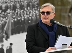 Eigener Großvater inhaftiert: Hape Kerkeling spricht mahnende Worte bei Buchenwald-Gedenken