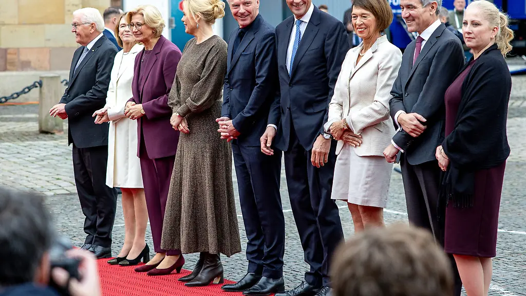 Das-Gruppenbild-mit-Bundespraesident-Bundestagspraesidentin-und-Kanzler-beim-Einheits-Fest-vergangenes-Jahr-in-Saarbruecken-Archivbild