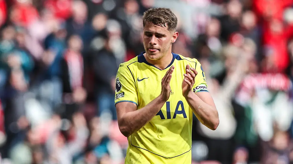 Premier-League-Sunderland-v-Tottenham-Hotspur-Micky-van-de-Ven-of-Tottenham-Hotspur-applauds-the-fans-after-the-game-during-the-Premier-League-match-Sunderland-vs-Tottenham-Hotspur-at-Stadium-Of-Light-Sunderland-United-Kingdom-on-12-April-2026-Photo-by-Alfie-Cosgrove-News-Images-Sunderland-Stadium-Of-Light-Tyne-and-Wear-United-Kingdom-Copyright-xAlfiexCosgrove-NewsxImagesx