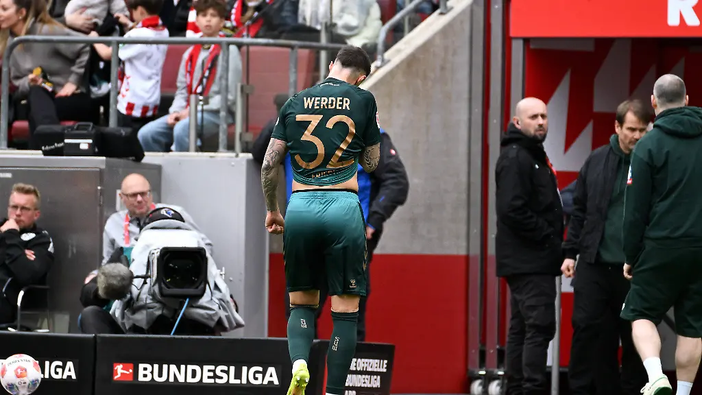 Fussball-Bundesliga-Deutschland-Herren-Saison-2025-2026-29-Spieltag-Rhein-Energie-Stadion-Koeln-1-FC-Koeln-SV-Werder-Bremen-Marco-Friedl-SVW-verlaesst-nach-der-roten-Karte-den-Platz