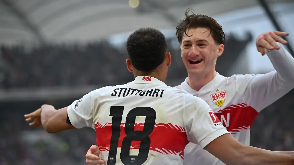 12-04-2026-Baden-Wuerttemberg-Stuttgart-Fussball-Maenner-Bundesliga-VfB-Stuttgart-Hamburger-SV-29-Spieltag-MHPArena-Torschuetze-Angelo-Stiller-VfB-Stuttgart-und-Jamie-Leweling-VfB-Stuttgart-jubeln-nach-dem-1-0-Foto-Katharina-Kausche-dpa-WICHTIGER-HINWEIS-Gemaess-den-Vorgaben-der-DFL-Deutsche-Fussball-Liga-bzw-des-DFB-Deutscher-Fussball-Bund-ist-es-untersagt-in-dem-Stadion-und-oder-vom-Spiel-angefertigte-Fotoaufnahmen-in-Form-von-Sequenzbildern-und-oder-videoaehnlichen-Fotostrecken-zu-verwerten-bzw-verwerten-zu-lassen