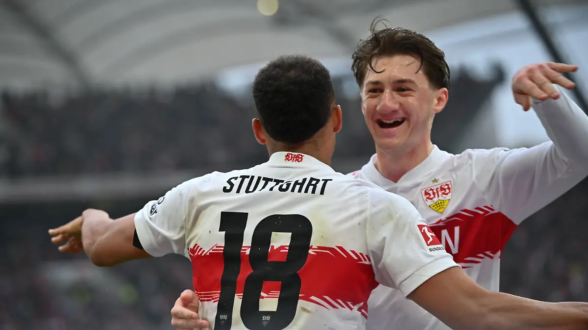 12-04-2026-Baden-Wuerttemberg-Stuttgart-Fussball-Maenner-Bundesliga-VfB-Stuttgart-Hamburger-SV-29-Spieltag-MHPArena-Torschuetze-Angelo-Stiller-VfB-Stuttgart-und-Jamie-Leweling-VfB-Stuttgart-jubeln-nach-dem-1-0-Foto-Katharina-Kausche-dpa-WICHTIGER-HINWEIS-Gemaess-den-Vorgaben-der-DFL-Deutsche-Fussball-Liga-bzw-des-DFB-Deutscher-Fussball-Bund-ist-es-untersagt-in-dem-Stadion-und-oder-vom-Spiel-angefertigte-Fotoaufnahmen-in-Form-von-Sequenzbildern-und-oder-videoaehnlichen-Fotostrecken-zu-verwerten-bzw-verwerten-zu-lassen