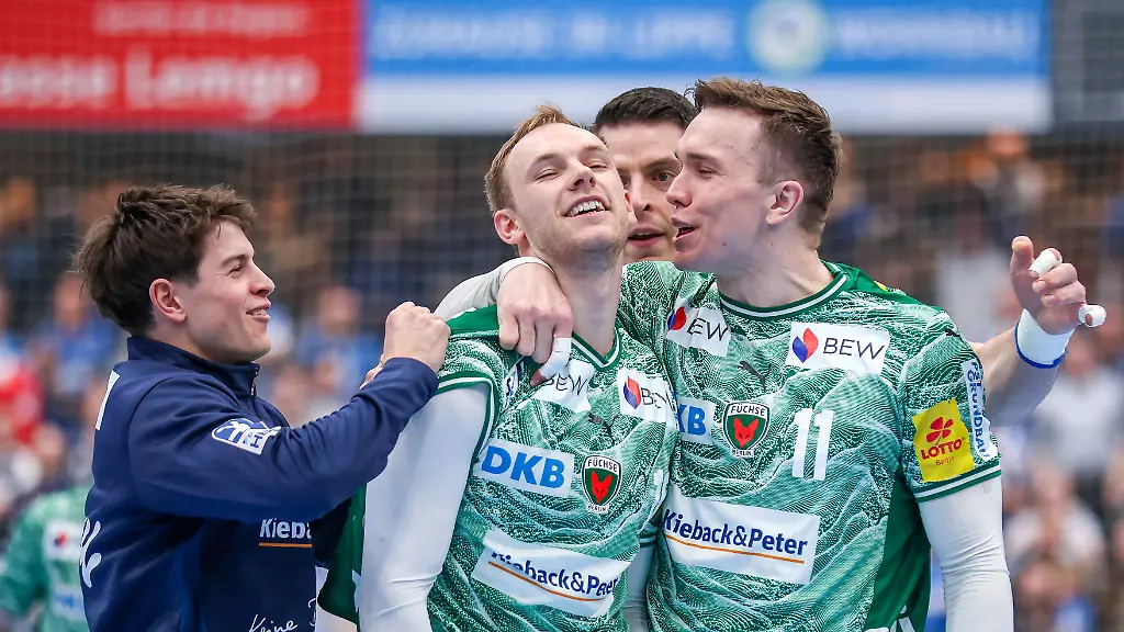 2026-04-12-xkwix-Handball-HBL-TBV-Lemgo-Lippe-Fuechse-Berlin-PHOENIX-CONTACT-arena-28-Spieltag-Saison-2025-2026-Lasse-Andersson-Fuechse-Berlin-11-und-Mathias-Gidsel-Fuechse-Berlin-19-jubeln-nach-Sieg-und-sind-erleichtert-DFB-regulations-prohibit-any-use-of-photographs-as-image-sequences-and-or-quasi-video