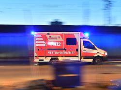 Hessen: 18-Jähriger prallt mit Auto gegen Baum - schwer verletzt