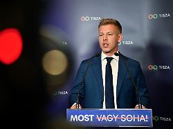 Peter Magyar Vorsitzender Der Oppositionspartei Tisza Spricht Waehrend Der Ungarischen Parlamentswahl Nach Schliessung Der Wahllokale Zu Den Medien