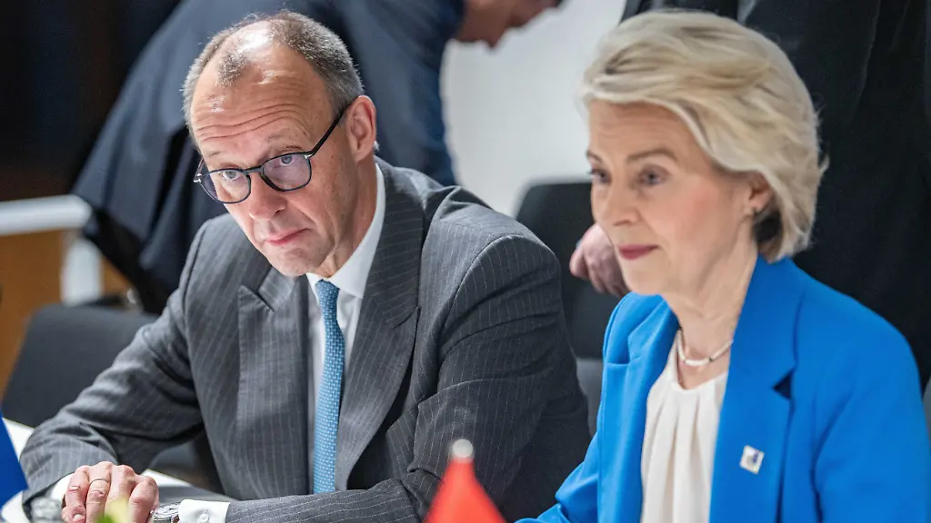 2025-12-18-09-04-04-BRUeSSEL-Bundeskanzler-Friedrich-Merz-und-EU-Ratspraesidentin-Ursula-von-der-Leyen-beim-Fruehstueck-zum-Thema-Migration-am-ersten-Tag-des-EU-Gipfels-EU-Kommissionspraesidentin-Ursula-von-der-Leyen-hatte-auf-einem-vorangegangenen-Gipfel-erklaert-dass-eine-Entscheidung-ueber-finanzielle-Unterstuetzung-fuer-die-Ukraine-getroffen-werden-muesse