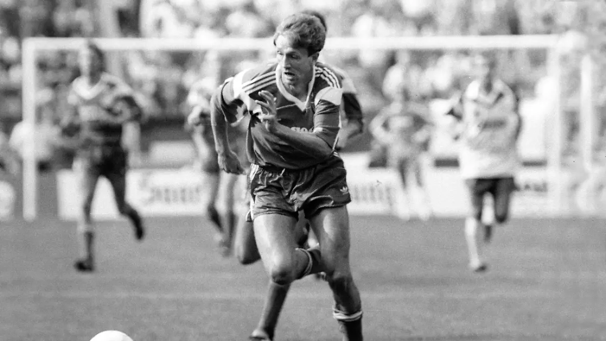 Bildnummer-07385065-Datum-07-04-1990-Copyright-imago-Ferdi-Hartung-Reiner-Wirsching-1-FC-Nuernberg-Fussball-Herren-GER-1-FC-Nuernberg-408a-xSP-vneg-vsw-quer-1989-1990-1