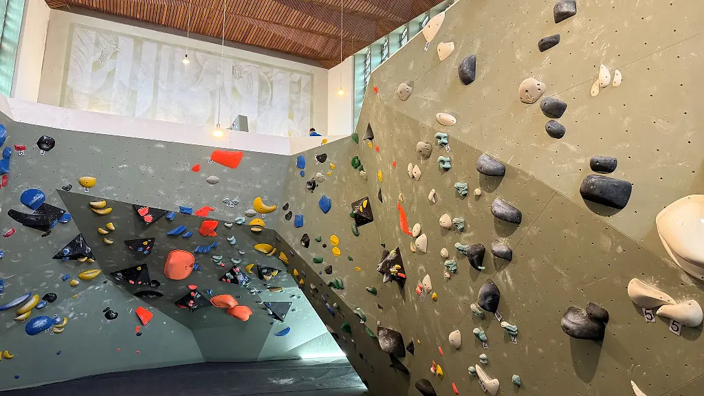 In-die-ehemalige-Kirche-wurden-Waende-mit-Klettergriffen-eingezogen