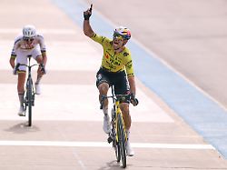 Chaos, Drama bei Paris-Roubaix: Tadej Pogacar verzweifelt an 
