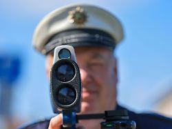 Bayern: Passant warnt mit Plakat vor Radarkontrolle