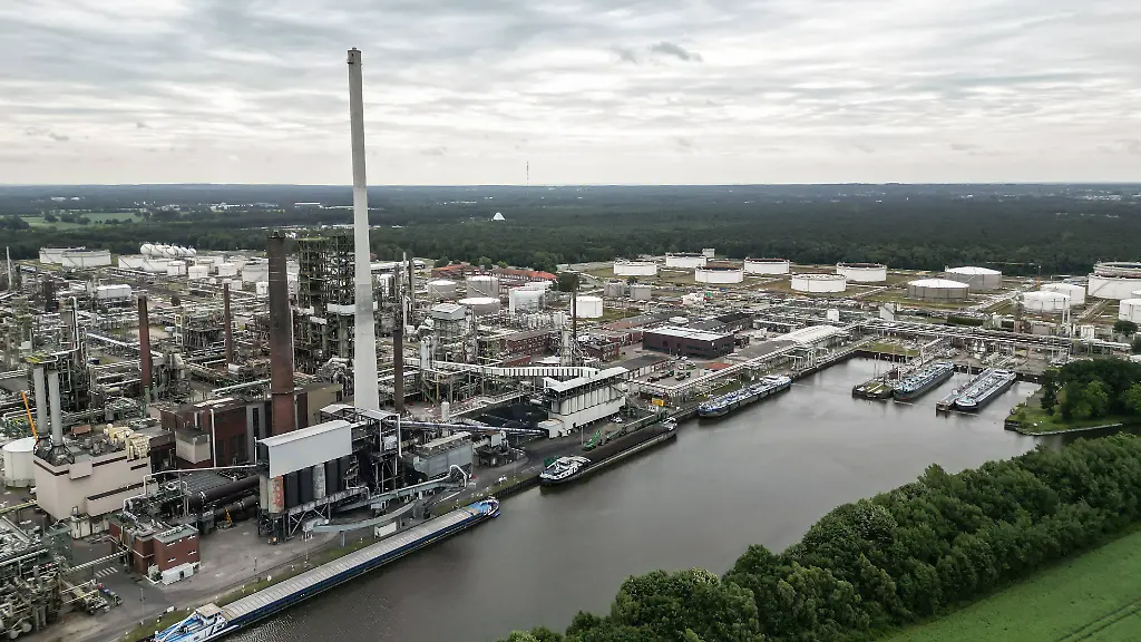 Oelinporte-weltweit-unter-Druck-Die-Raffinerie-von-BP-in-Lingen-Fuer-die-EU-ist-die-Raffinerie-ein-essenzieller-Standort-zur-Sicherung-von-Energie-Die-Anlage-verarbeitet-jaehrlich-4-5-Mio-t-Rohoel-und-produziert-u-a-Benzin-Diesel-Kerosin-und-petrochemische-Vorprodukte-Im-Fall-einer-Sperrung-der-Strasse-von-Hormus-koennten-Oelimporte-weltweit-zum-Stoppen-kommen-Dies-haette-weltweit-Folgen-auf-Energiepreise-und-Infrastruktur-auch-in-Europa-Lingen-Niedersachsen-Deutschland-Oil-imports-under-pressure-worldwide-BPs-refinery-in-Lingen-The-refinery-is-an-essential-location-for-securing-energy-for-the-EU-The-plant-processes-4