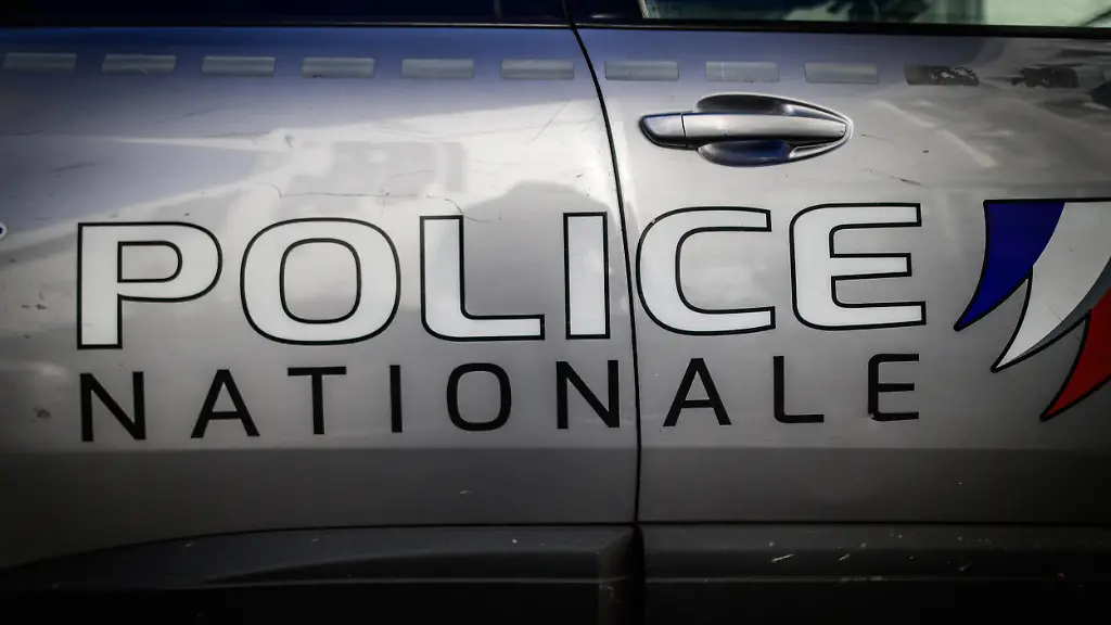 The-hood-of-a-Police-Nationale-vehicle-is-photographed-outside-the-police-station-on-rue-O-Quin-in-Pau-Pyrenees-Atlantiques-France-27-November-2025-Visible-signage-includes-the-Police-Nationale-logo-and-tricolor-emblem-on-the-car-Le-capot-d-un-vehicule-de-la-Police-Nationale-est-photographie-a-l-exterieur-du-commissariat-situe-rue-O-Quin-a-Pau-Pyrenees-Atlantiques-France-27-Novembre-2025-Les-elements-visibles-incluent-le-logo-Police-Nationale-et-l-embleme-tricolore-sur-la-voiture
